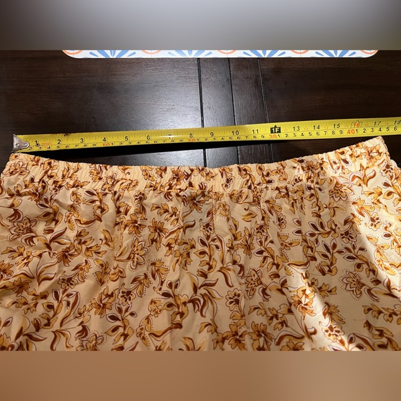 Plus size all over floral skirt - Picture 4 of 4